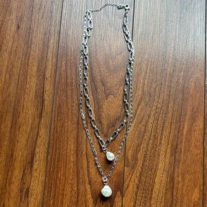 ⚪️⚪️NWOT Elegant Silver Chain Necklace with Pearl Accents⚪️⚪️